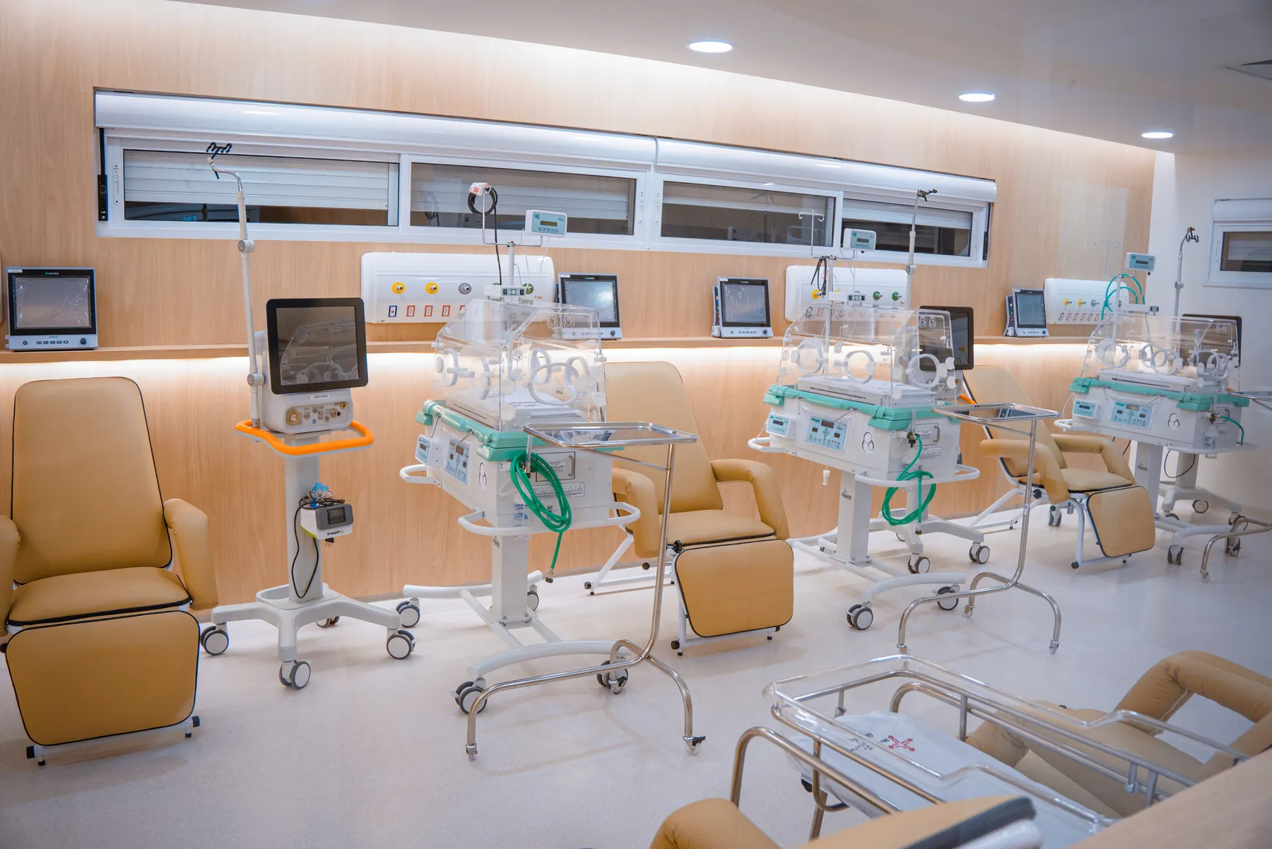 Unidade de Cuidados Intermediários Neonatal do Hospital São Vicente de Paulo, com incubadoras e poltronas de acompanhante