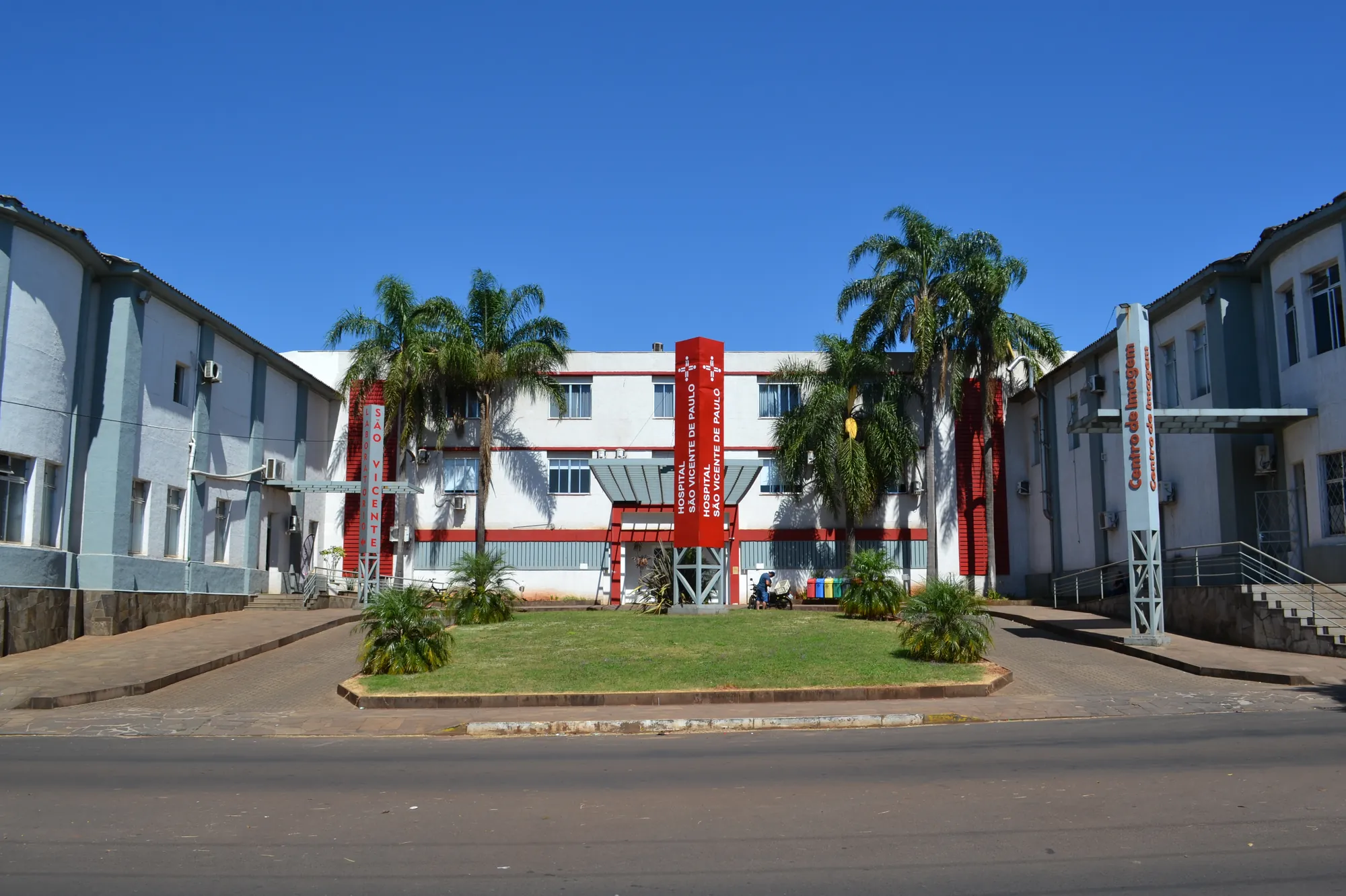 Fachada principal do Hospital São Vicente de Paulo em Cruz Alta